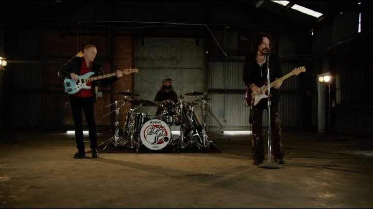 Lyrics The Winery Dogs – Mad World (Official Music Video)
