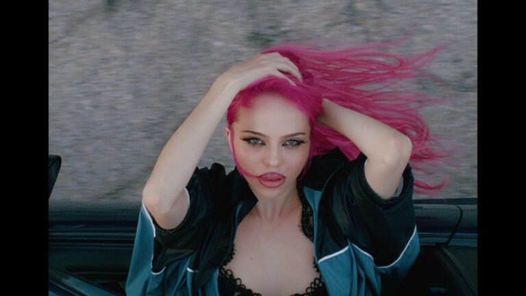 ADÉLA – Ain’t in LA (Letra & Video)