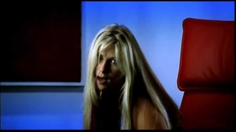 Luna Amour – Look At Me Now (Lyrics & Video)