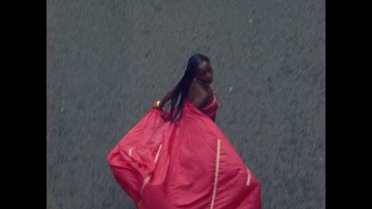 BINA. (UK) – Precious (Letra & Video)