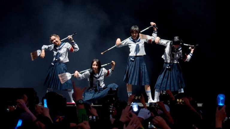 ATARASHII GAKKO! – Oi AG! (Lyrics & Video)